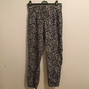  - Sköna brallor med ballt mönster, passar
frakt 25 kr