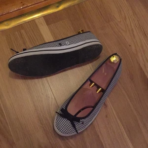  - Tommy hilfiger ballerina i rutigt tyg. Lite fläckiga men ska prova tvätta dem. Annars välskötta