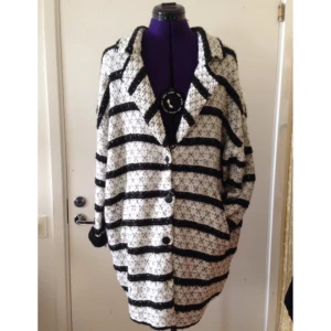  - Stickad kavaj från monki 
Oanvänd 
Jätteskön och passande till våren 