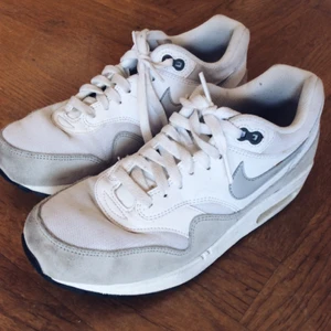  - Nike air max sneakers - vit och grå mocka tyg . Nya Kostar minst 1250 i butik! Finns en liten ljus fläck på ena skon(på sidan) annars sparsamt använda. Möts gärna upp vid intresse!