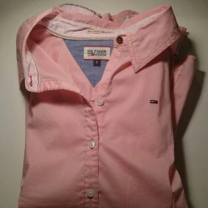  - En rosa Tommy hilfiger skjorta  Nypris 1200kr Använd och tvättad endast en gång   Pris kan diskuteras 💖