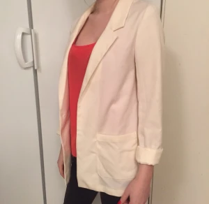  - Vit kavaj, superfin på sommaren. Saknas knapp framtill, syns inte om man har den uppknäppt men enkelt att sy dit om man skulle vilja 