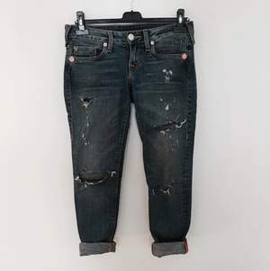 Slitna jeans från True Religion i modellen Stella. 

Smala i modellen och lågt skurna. Har den klassiska 