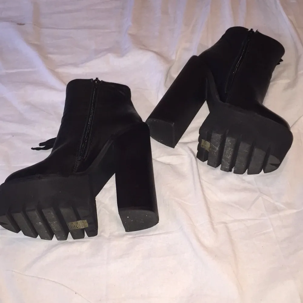 Jeffrey Campbell! Använda en gång på jobb, jobbade i klädesbutik. Använde de endast i fyra timmar! . Kengät.