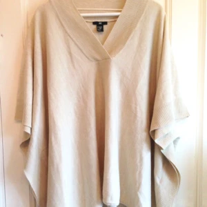  - Poncho, H&M, aldrig använd.

Betalning via Swish, jag möter upp i Sthlm.