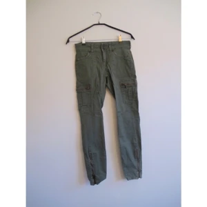  - Militärgröna byxor från Gina Tricot! Snygga fickor längs med benen & dragkedja vid fötterna. Knappt använda, mycket bra skick! Frakt 52kr✨