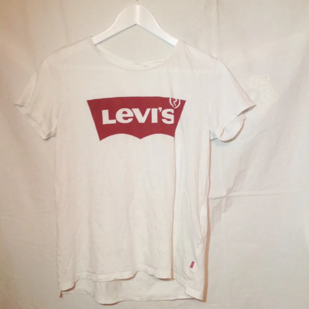 Äkta Levis T-shirt. Nypris; 350 kr. Köparen står för frakten. Använder Paypal.. T-shirts.