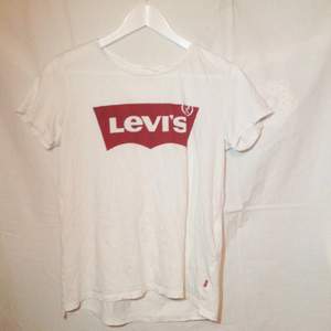 Äkta Levis T-shirt. Nypris; 350 kr. Köparen står för frakten. Använder Paypal.