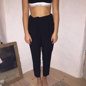  - Sköna avslappnade finbyxor med resårband i midjan från Vero Moda Betalning sker helst via swish. Köparen betalar frakten.