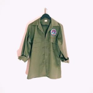  - I stort sett oanvänd. Tunn jacka / skjorta, från Beyond Retro men nytillverkad från deras "essentials"-serie. Har själv sytt på en supersnygg Grateful Dead-logga för att göra den mer personlig!