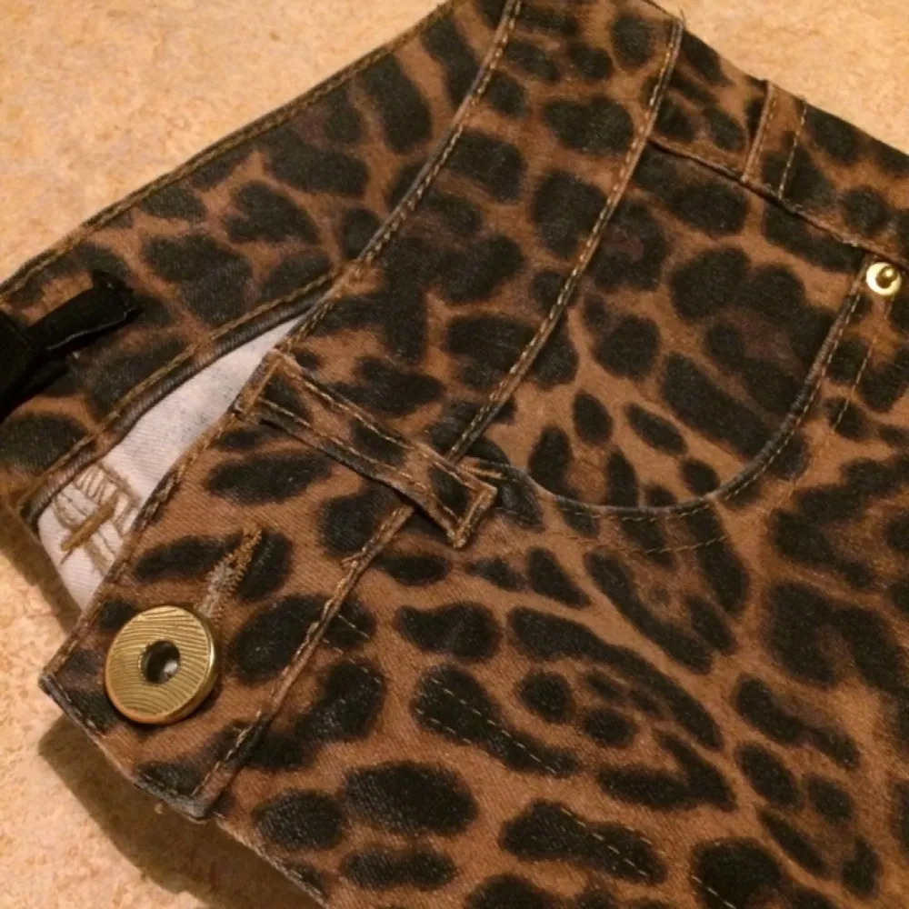 Leopardmönstrade jeans. Långbyxor. 
Fråga om fler bilder . Jeans & Byxor.