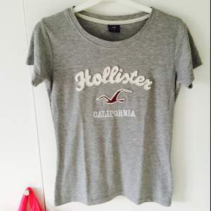 Fin och fräsch t-shirt från Hollister. Storlek M men är mer som en S.🌷🎀
Köparen står för frakten 💸