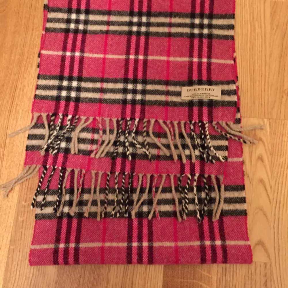 Halsduk märkt med burberry. Jag har köpt denna halsduk över tre år sedan i en vintagebutik i England, fast på nätet. Kan inte garantera äkthet säljer då den billigt. 

Märkt med lambswool. . Accessoarer.