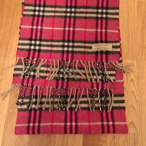  - Halsduk märkt med burberry. Jag har köpt denna halsduk över tre år sedan i en vintagebutik i England, fast på nätet. Kan inte garantera äkthet säljer då den billigt. 

Märkt med lambswool. 