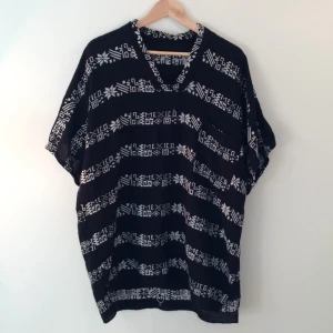  - Oversize mexikansk t-shirt i ullmaterial