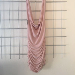  - Aldrig använd klänning från Nelly.com
Nypris 399kr

Vid frågor vänligen skriv ett meddelande!
Eventuell frakt står köparen för. 
