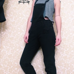  - Svarta hängselbyxor från Primark
Jeans 
