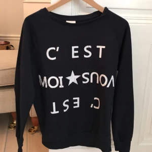  - Oanvänd mysig och skön bomullströja från VILA. Mörkblå med vit text. 