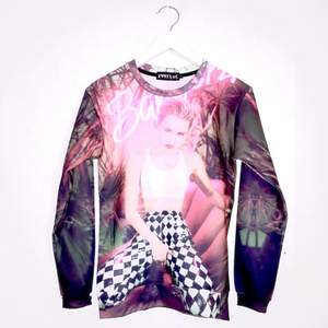 Miley Cyrus Bangerz-tröja
Endast prövad, lappen sitter kvar!
Nypris 350kr.

Kan mötas upp eller skickas, köparen står då för frakten!