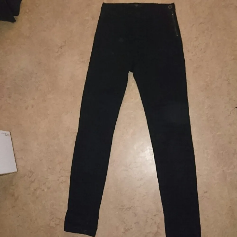 Svarta stretchjeans från Lindex,  strl S
Jag står för frakten.. Jeans & Byxor.