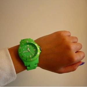  - Säljer min limegröna klocka av plast. Gillar den sjukt mycket men den är inte min stil längre... Den är i mycket fint skick!