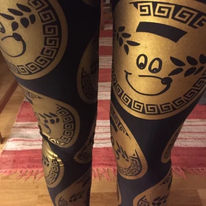 - Lazy oaf-leggings med hög midja och supersnygga "roman coins" med deras klassiska figur. Dessa är köpta för typ 500kr. Slutsålda. Storlek S/M. Stretchiga. 90s inspo!

Har swish. Kan postas för 28kr eller så kan vi mötas i Stockholm. 🐭🐭