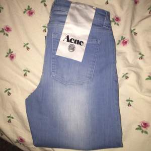 Ljusa jeans från Acne studios stl 27/34 
Helt nya ! (Org.pris 1499kr) 👖 