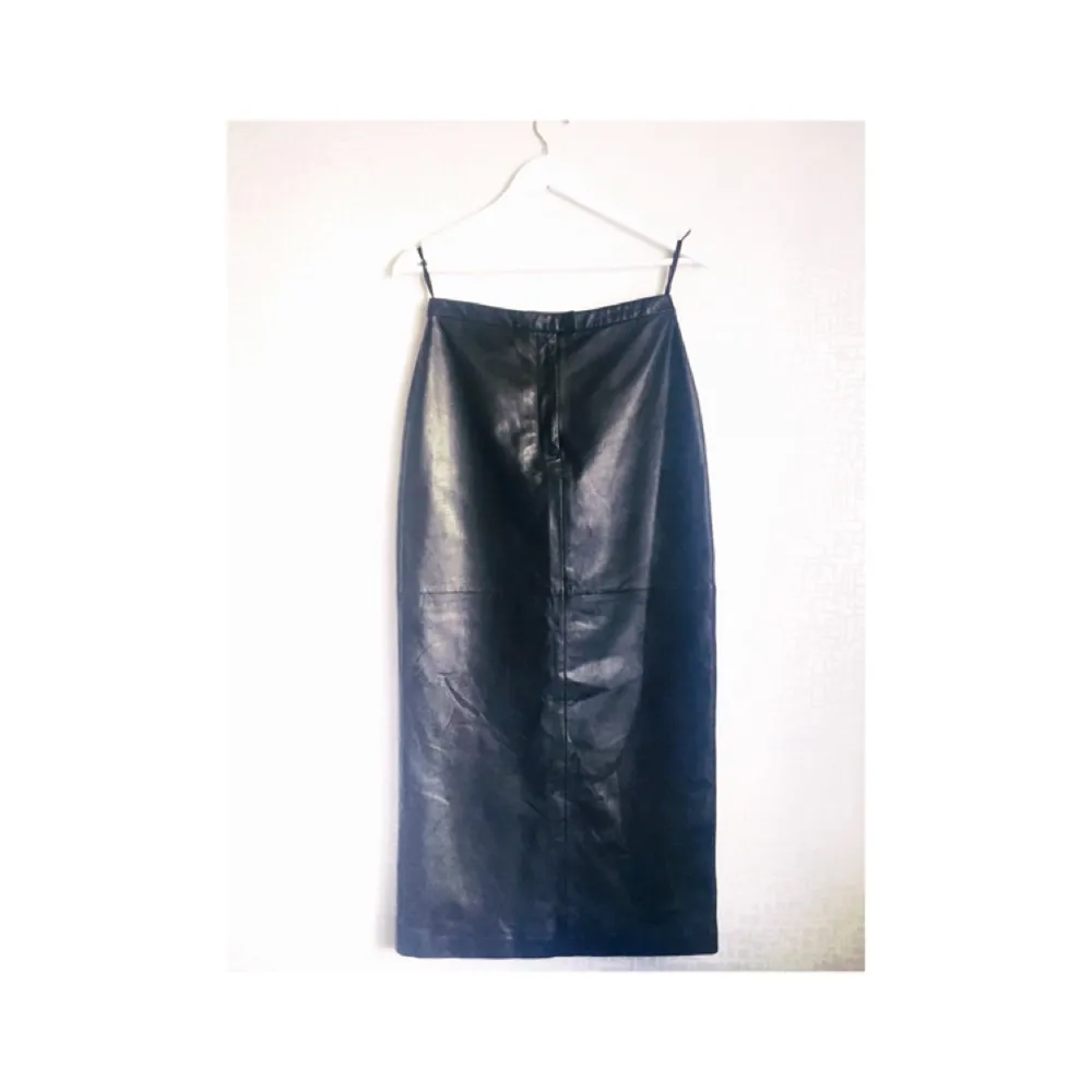 Genuine unworn leather skirt. . Kjolar.
