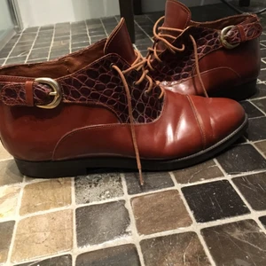  - Italienska vintageskor, iläggssulor inlagda av skomakare. Köpta i Italien från början för över 25 år sedan tydligen enligt tidigare ägare. Läder med häftiga detaljer. Otroligt fint skick! Ser ut och känns helt nya. Supersköna att ha på sig.

