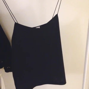  - Svart linne med tunna axelband, köpt på bik bok. Den är använd endast ett par gånger.