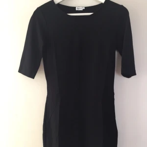  - Jättefin svart klänning från Filippa K.
Toppskick!