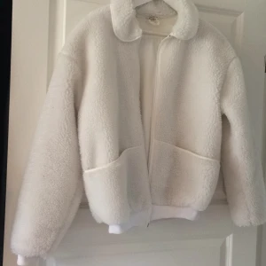  - cool fluffig jack. Storlek S men skulle säga M/L. 