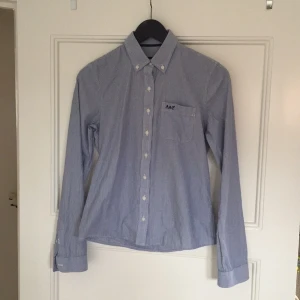  - Skjorta köpt på Abercrombie & Fitch i New York. Storlek S, använd en gång = nyskick