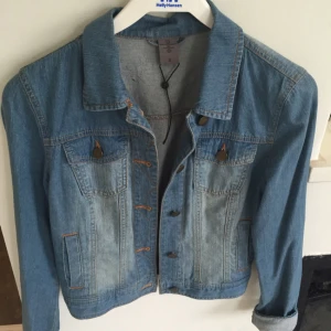  - Sparsamt använd jeansjacka säljes, normalstor i storleken.