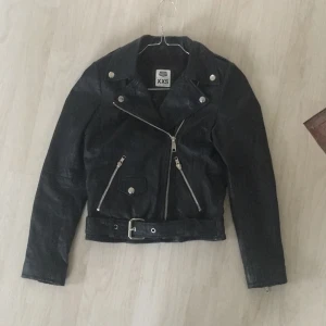  - Skinnjacka i äkta skinn. Inköpt på JC för 2000kr, använd endast en gång och är i sprillans nytt skick. Kan mötas kring Stockholms området.