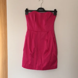  - Rosa kort klänning från VILA med dragkedja i ena sidan samt fickor som endast är använd 1 gång. Fin modell, har axelband men ena är trasig, går att laga om man vill men den går lika bra att använda utan band. 
Hör av er om frågor eller fler bilder! 😘