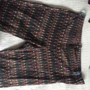  - Tighta byxor i jeansaktigt typ från hm. Har sytt på egna hällor för skärp men de går att sprätta bort om man vill det 