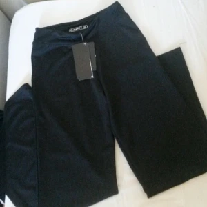  - Otroligt sköna träningsbyxor med raka ben, formar sig snyggt efter kroppen o sitter som yogapants med bootcutmodell. Brukar använda såna som hemmabyxor men dessa var tyvärr för små, passar xxs-xs / w23-24