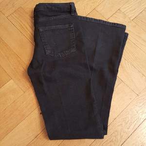 Grymt snygga bootcut jeans från TOPSHOP. Lite snyggt svart/gråa i tvätten. Aldrig använda. 25-30 är storleken