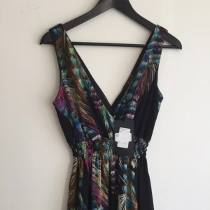  - Klänning i lätt tyg från sisters, nypris 499, aldrig använd, lapp kvar. Lagom lång för mig som är 170 med låga skor. 

💥Alla priser är INKLUSIVE PORTO. 💥