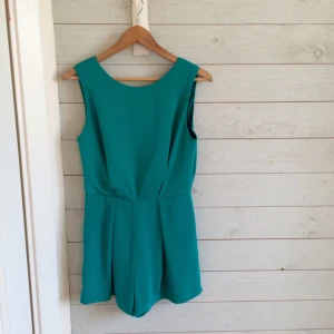  - Jättefin turkos byxdress, med djup rygg med svart spetskant.
☀️Ligger uppe på en sida till, först till kvarn! ☀️