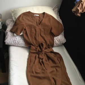  - Jumpsuit. Använd en gång. Passar en 34, likaså 36!
Väldigt härligt tyg, självfall. 
Swish/BANKÖVERFÖRING. Frakt 60kr