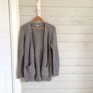  - Mjuk och skön kofta med två fickor. Från Cubus. 
Ligger uppe på en sida till, först till kvarn!