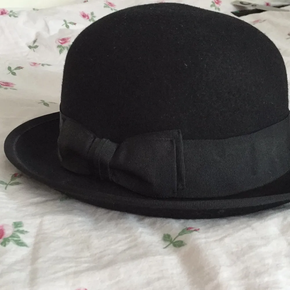 Superfin klassisk hatt i fin kvalitet. Mäter ca 56cm runtom. Knappt använd, har mest bara hängt i garderoben, förtjänar mer kärlek än så. . Accessoarer.