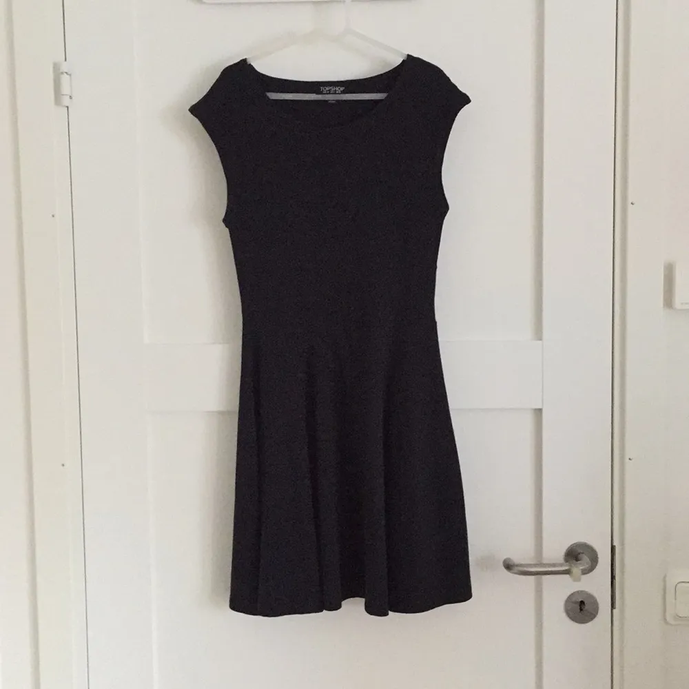 Snygg little black dress från Topshop. Sååå skönt material och ser himla bra ut på. Använd 1-2 gånger, nyskick! . Klänningar.