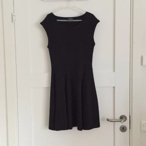  - Snygg little black dress från Topshop. Sååå skönt material och ser himla bra ut på. Använd 1-2 gånger, nyskick! 