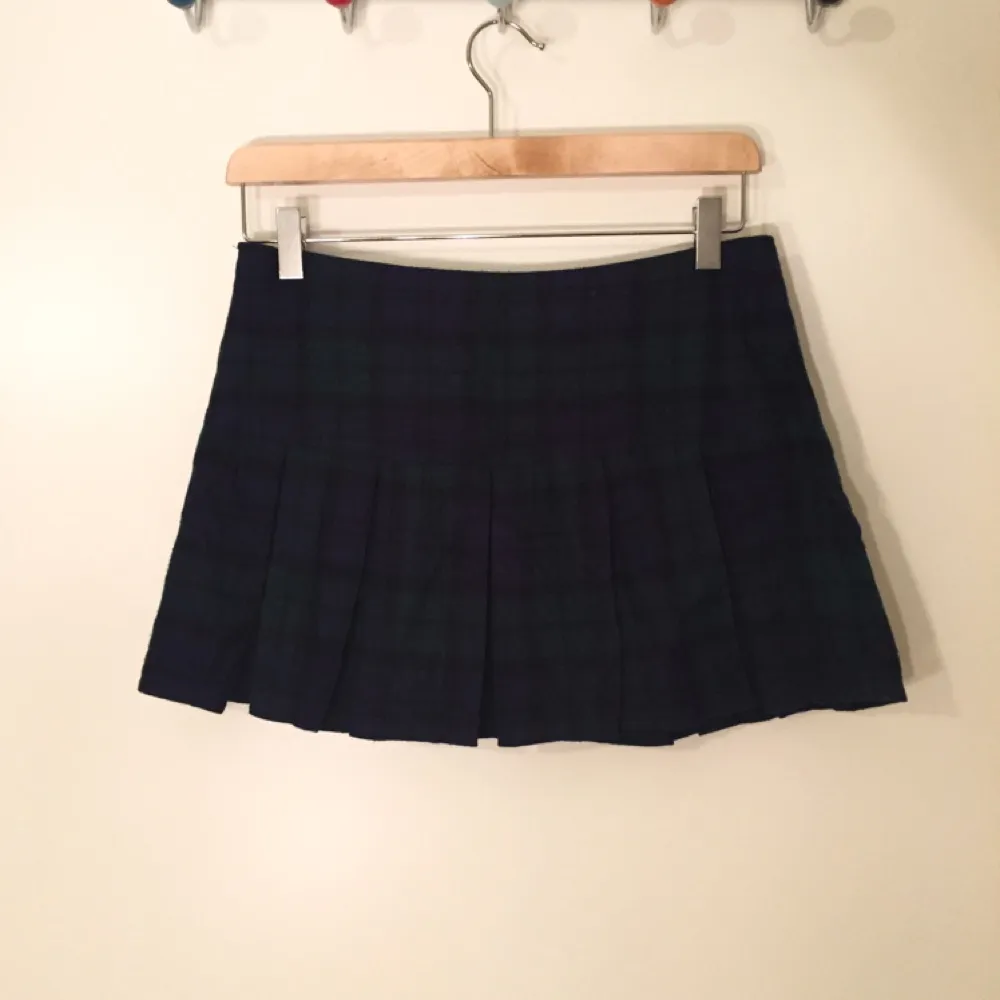 Plisserad skotskrutig kjol köpt i Korea. Tyget är som flanell och är mörkgrönt/marint. Låg midja och väldigt kort.. Kjolar.