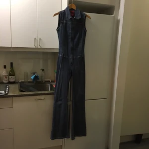  - Denim-byxdress i 70-talsmodell köpt secondhand. Använd ett par gånger