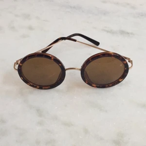  - Solglasögon av den större modellen med tunna bågar
Sköldpaddemönster
Vintage 
Köpta i LA