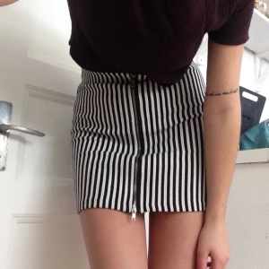  - Kjol från H&M 
Svart och vit- randig, dragkedja kan öppnas från båda hållen